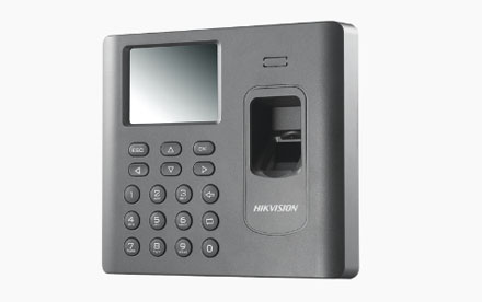 Hikvision - Reloj Checador AUTÓNOMO o con SOFTWARE / TCP-IP / WiFi / BATERÍA de Respaldo INTEGRADA / 3000 Huellas / 100,000 Eventos - DS-K1A802EF-B